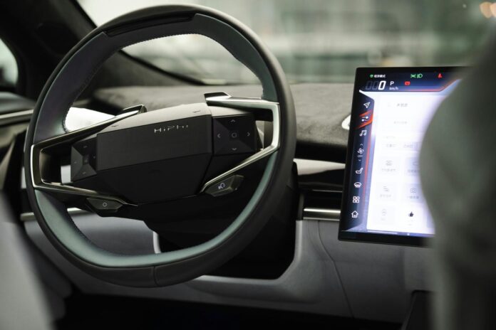 dasbor mobil dengan perangkat elektronik di tengah