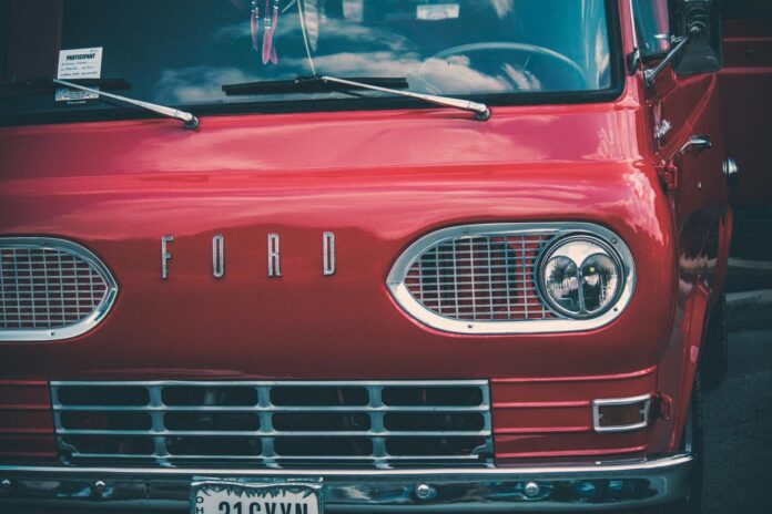 Truk Ford Merah Diparkir di Tempat Parkir
