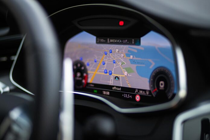 Close-up dasbor mobil dengan GPS