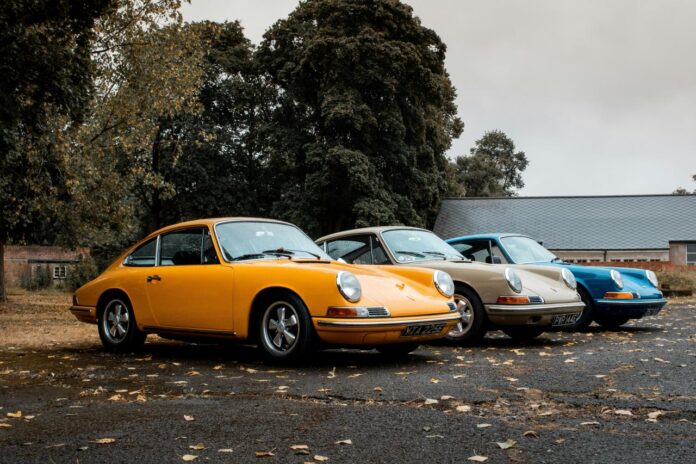 Coupe biru, abu-abu, dan kuning di lantai abu-abu